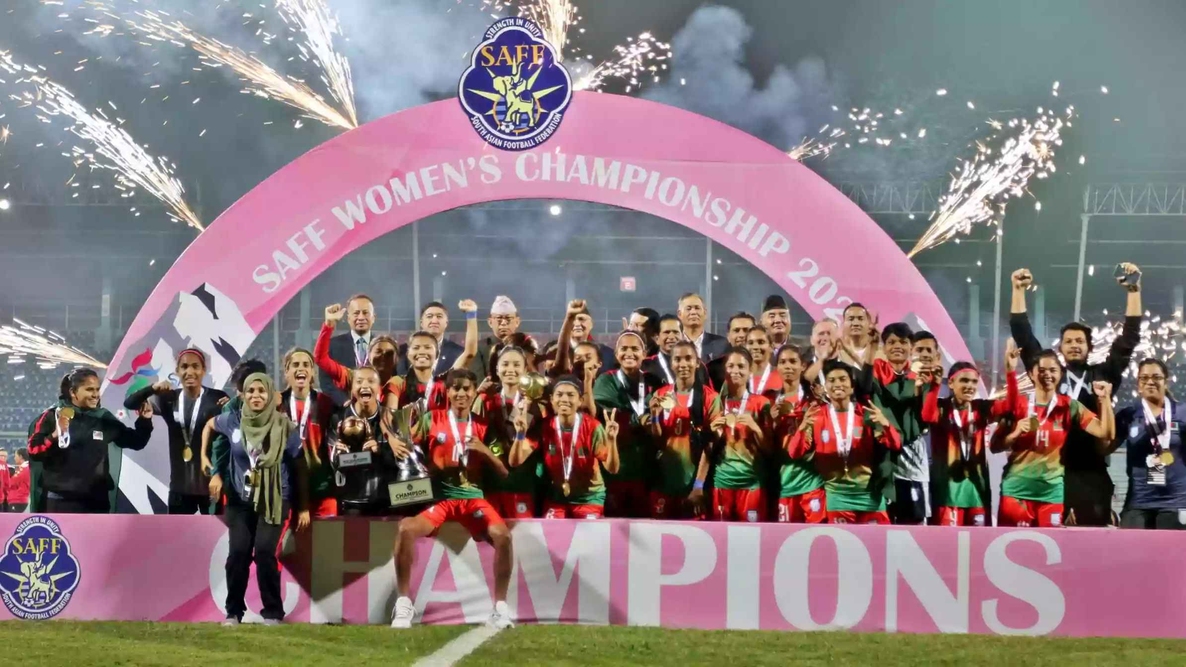 দেশে পৌঁছেছেন সাবিনা-ঋতুপর্ণারা, ছাদখোলা বাসে নেওয়া হবে বাফুফে ভবনে